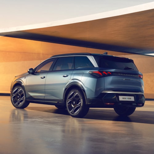 Peugeot E-5008 GT Long Range 97 kWh · 7 seats — Rear three-quarter · long-roof cargo shape